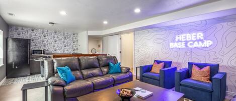 Smart TV, chimenea, futbolito y monitor de computadora