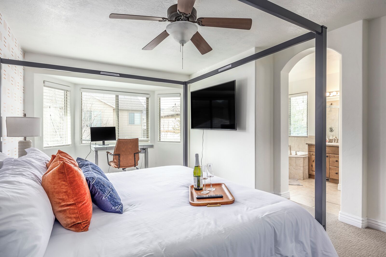 5 間睡房、書桌、熨斗/熨衫板、可攜式嬰兒床