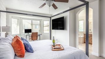 5 soverom, skrivebord, strykejern/-brett og reiseseng for barn