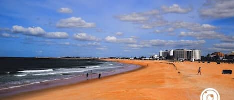 Ubicación cercana a la playa, tumbonas y toallas de playa