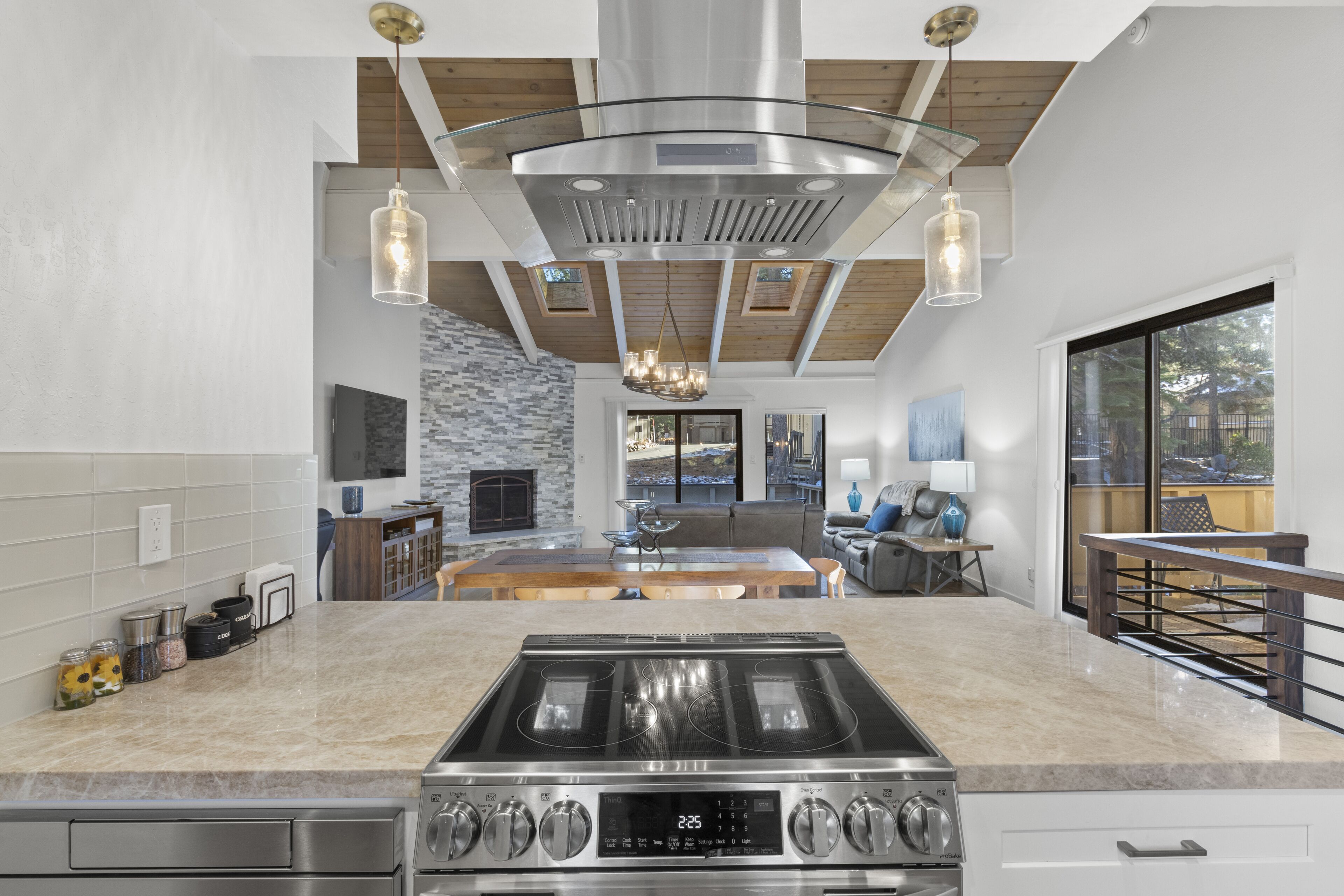 Réfrigérateur, four à micro-ondes, un four, surface de cuisson