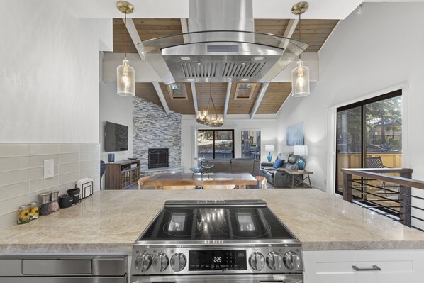 Fridge, microwave, oven, stovetop - Newly Rennovated and Air Conditioned Townhouse -1 mile from Skiing (Incline Village)