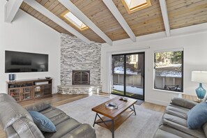 Smart TV, fireplace, books, computer monitors - Newly Rennovated and Air Conditioned Townhouse -1 mile from Skiing (Incline Village)