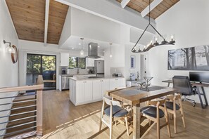 Dining - Newly Rennovated and Air Conditioned Townhouse -1 mile from Skiing (Incline Village)