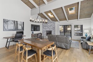 Smart TV, fireplace, books, computer monitors - Newly Rennovated and Air Conditioned Townhouse -1 mile from Skiing (Incline Village)