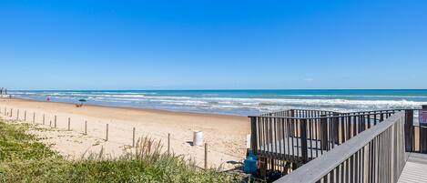 بالقرب من الشاطئ