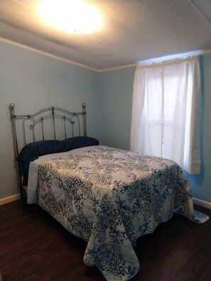 3 slaapkamers, een strijkplank/strijkijzer, gratis wifi, beddengoed