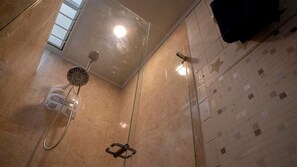 Shower, towels, soap, toilet paper - House (Bogotá)