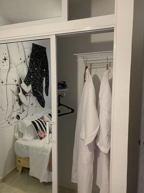2 bedrooms, desk, iron/ironing board, free WiFi