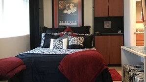 1 bedroom, desk, iron/ironing board, WiFi (free) - Bungalow Guest House (Vancouver)