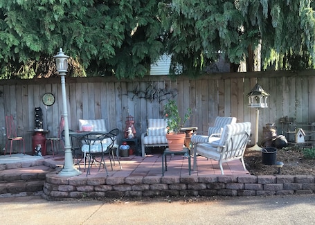 Outdoor dining. Bungalow Guest House