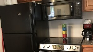 Coffee/tea maker, fridge, microwave, oven - Bungalow Guest House (Vancouver)