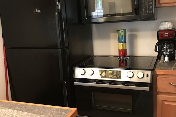 Een koelkast, een microgolfoven, een oven, een kookplaat