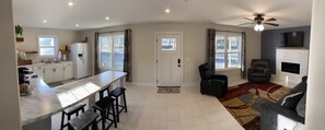 Smart TV, fireplace, books - Cozy, Modern Cabin with Private Hot Tub, Sleeps 6, Direct ATV Trail Access! (Hatfield)