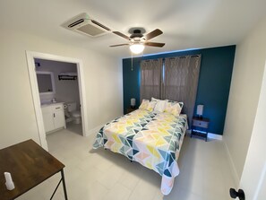 2 Schlafzimmer, Schreibtisch, Bügeleisen/Bügelbrett, Reisekinderbett