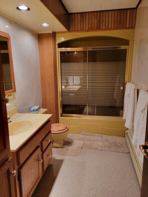 Duschwanne, Handtücher, Seife, Shampoo