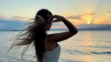 Privatstrand, Liegestühle, Sonnenschirme