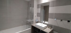 Bathtub, hair dryer, bidet, towels