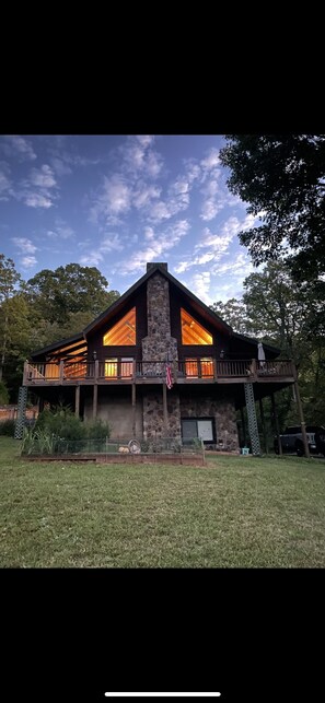 Exterior - Breathtaking mountain views with 3 master suites, a hot tub + detached game room (Hiawassee)