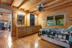 3 bedrooms, iron/ironing board, free WiFi, bed sheets - Breathtaking mountain views with 3 master suites, a hot tub + detached game room (Hiawassee)