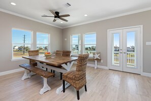 Dining - BEACH HOME- NEW 2022, OCEAN & BAY VIEWS (Galveston)