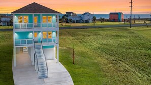 Exterior - BEACH HOME- NEW 2022, OCEAN & BAY VIEWS (Galveston)