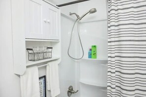 Duschwanne, Haartrockner, Handtücher, Seife