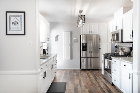 Fridge, microwave, oven, stovetop. ✰EntireHome✰SelfCheck-In✰W/D✰100MbsWifi✰A/C✰Yard
