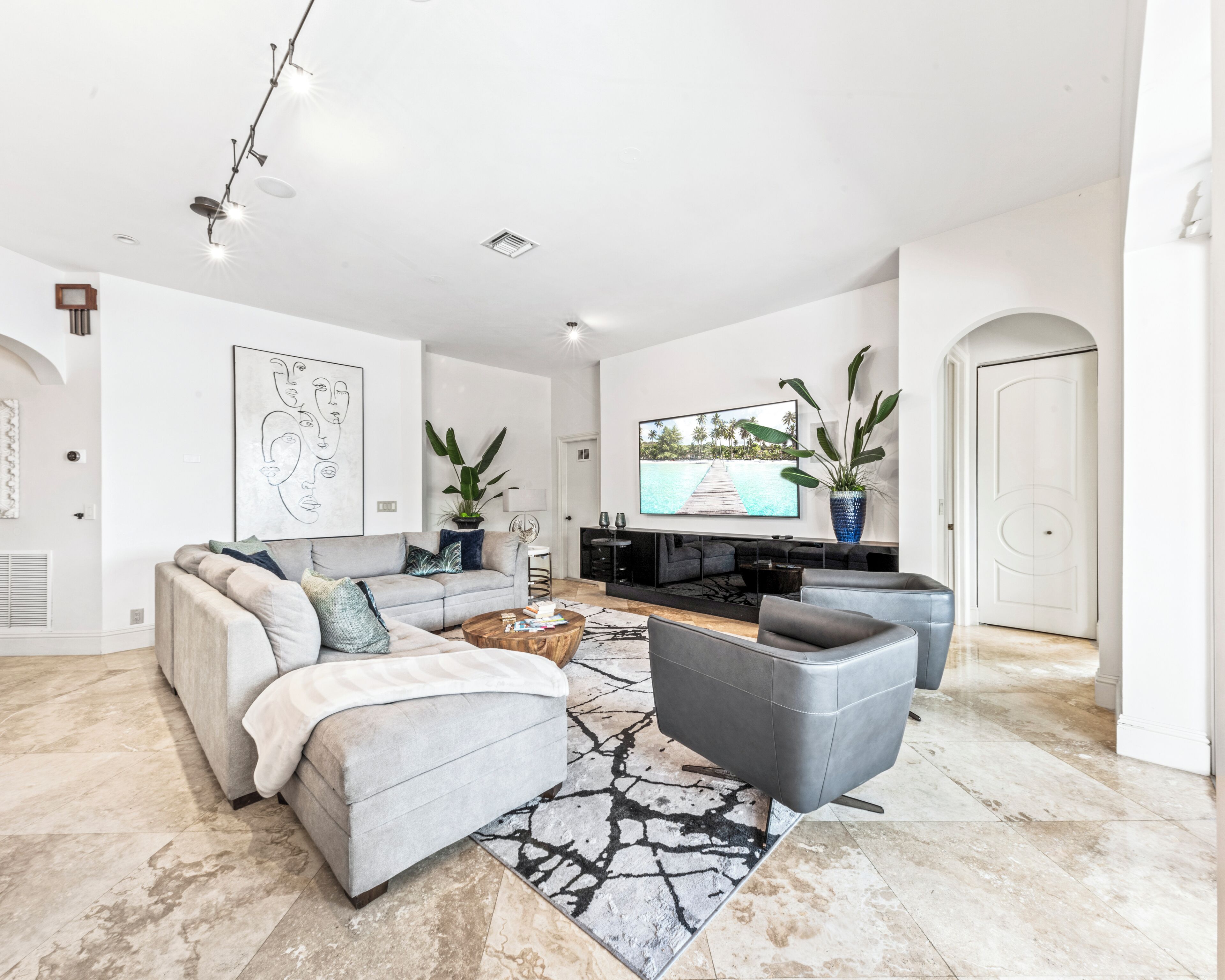 Luxury Waterfront Tropical House 6 min beach + Paddleboard + Kayaks