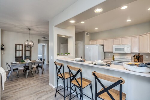 GORGEOUS MOUNTAIN  VIEWS FROM EVERY WINDOW AND DOG FRIENDLY, TOO