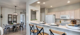 GORGEOUS MOUNTAIN  VIEWS FROM EVERY WINDOW AND DOG FRIENDLY, TOO