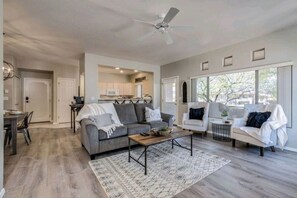 Smart TV, chimenea y libros