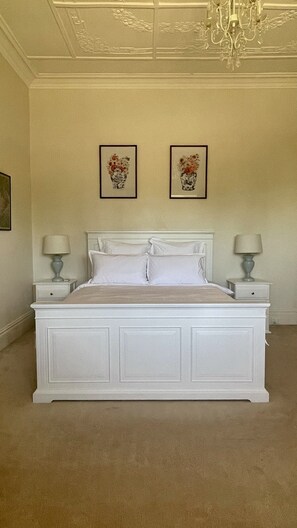 4 Schlafzimmer, Schreibtisch, Bügeleisen/Bügelbrett, WLAN