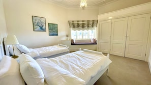 4 bedrooms, desk, iron/ironing board, WiFi - Charming Hamptons Style Entertainer with Pool (Parkes)