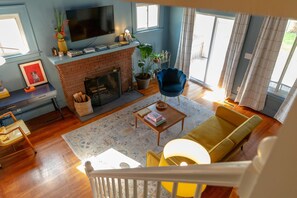 Smart TV, fireplace, books, music library