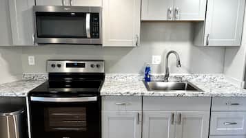 Long View Suite, 1 Bedroom | Dapur pribadi | Lemari es besar, microwave, dan mesin pencuci piring
