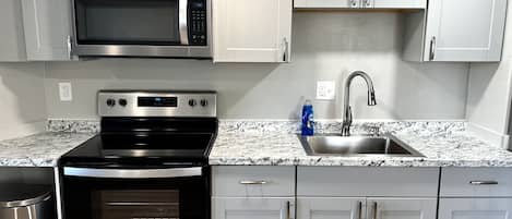 Long View Suite, 1 Bedroom | Cuisine privée | Réfrigérateur grande capacité avec congélateur, four à micro-ondes