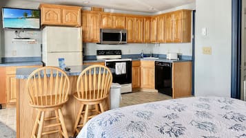 Ocean Air Suites, Studio | Cocina privada | Refrigerador con congelador, microondas y lavavajillas