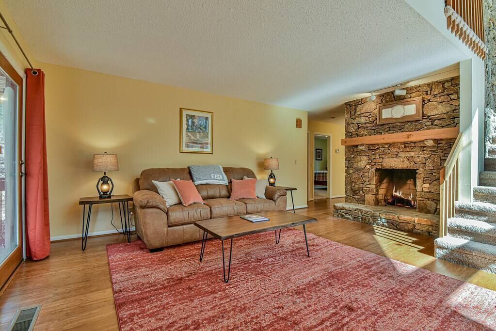 Asheville Cabin Retreat: Hot Tub, Fireplace