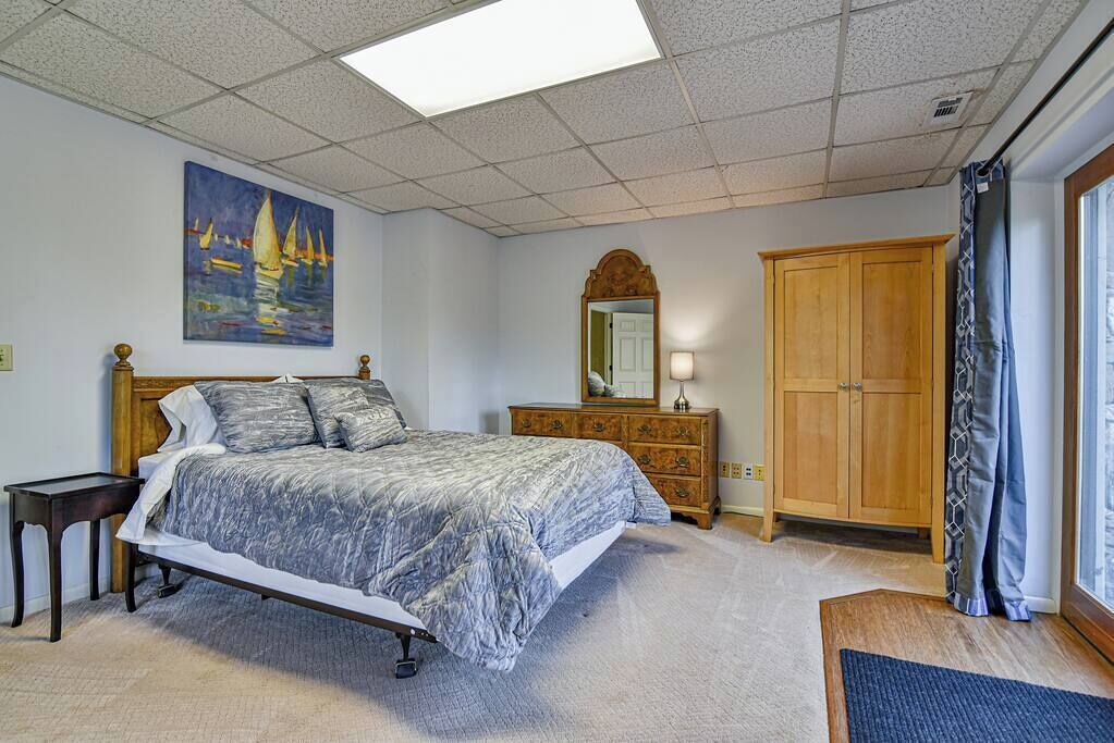 6 bedrooms, iron/ironing board, WiFi, bed sheets