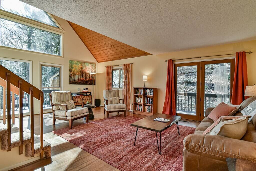 Una televisión, una chimenea