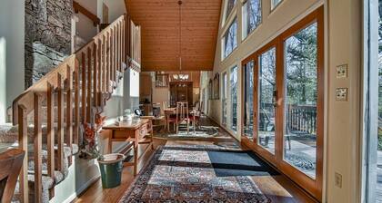 Asheville Cabin Retreat: Hot Tub, Fireplace