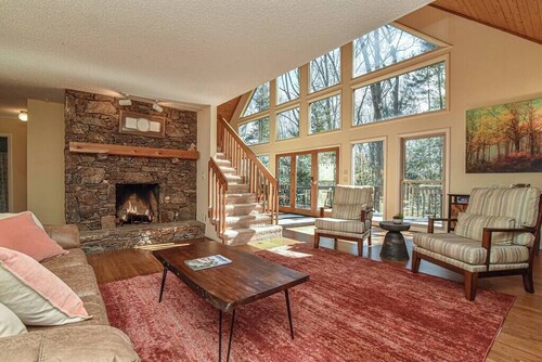 Asheville Cabin Retreat: Hot Tub, Fireplace