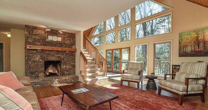 Asheville Cabin Retreat: Hot Tub, Fireplace