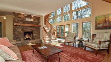 Una televisión, una chimenea