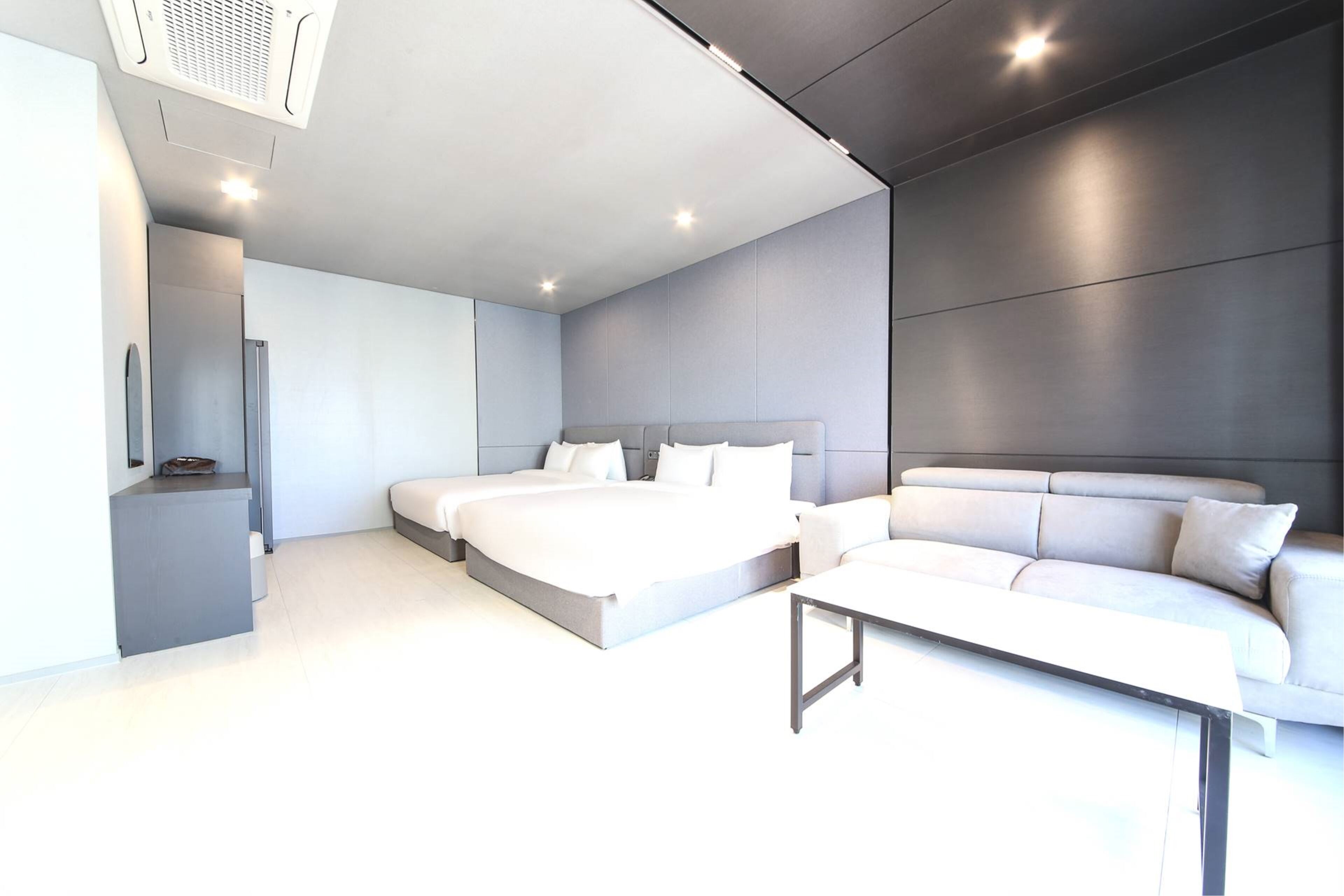 family suite | 1 bedroom, in-room safe, desk, blackout curtains