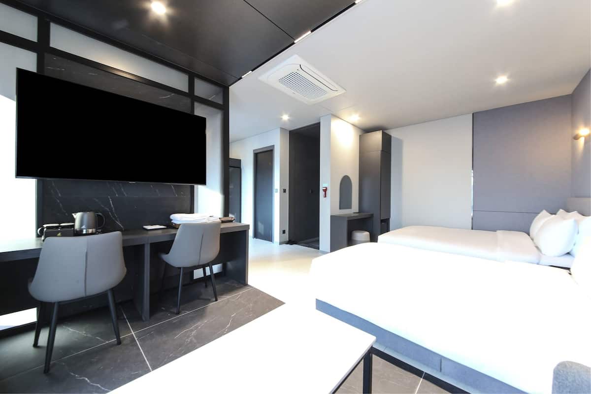1 bedroom, in-room safe, desk, blackout curtains