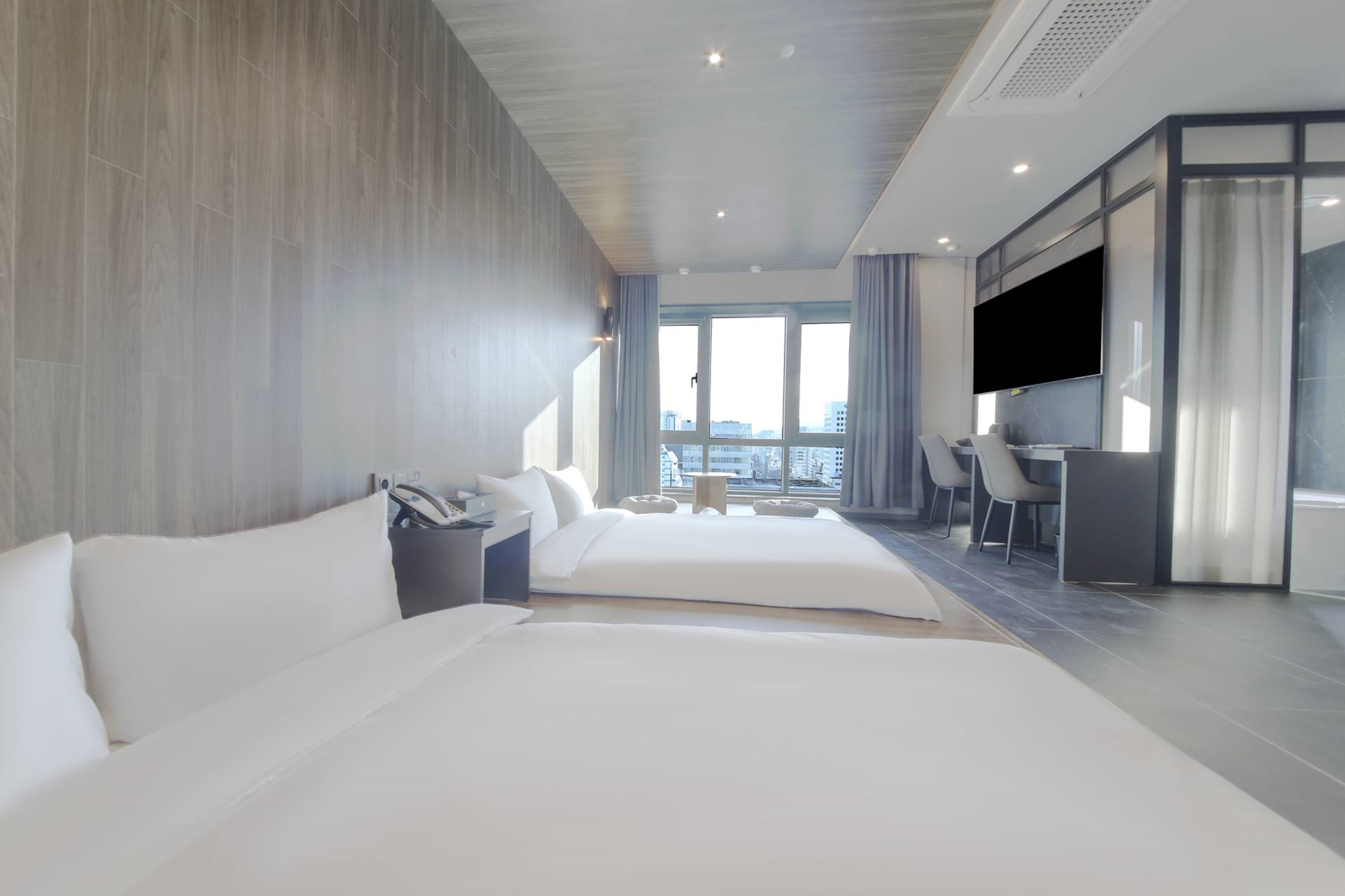 traditional studio suite | 1 bedroom, in-room safe, desk, blackout curtains