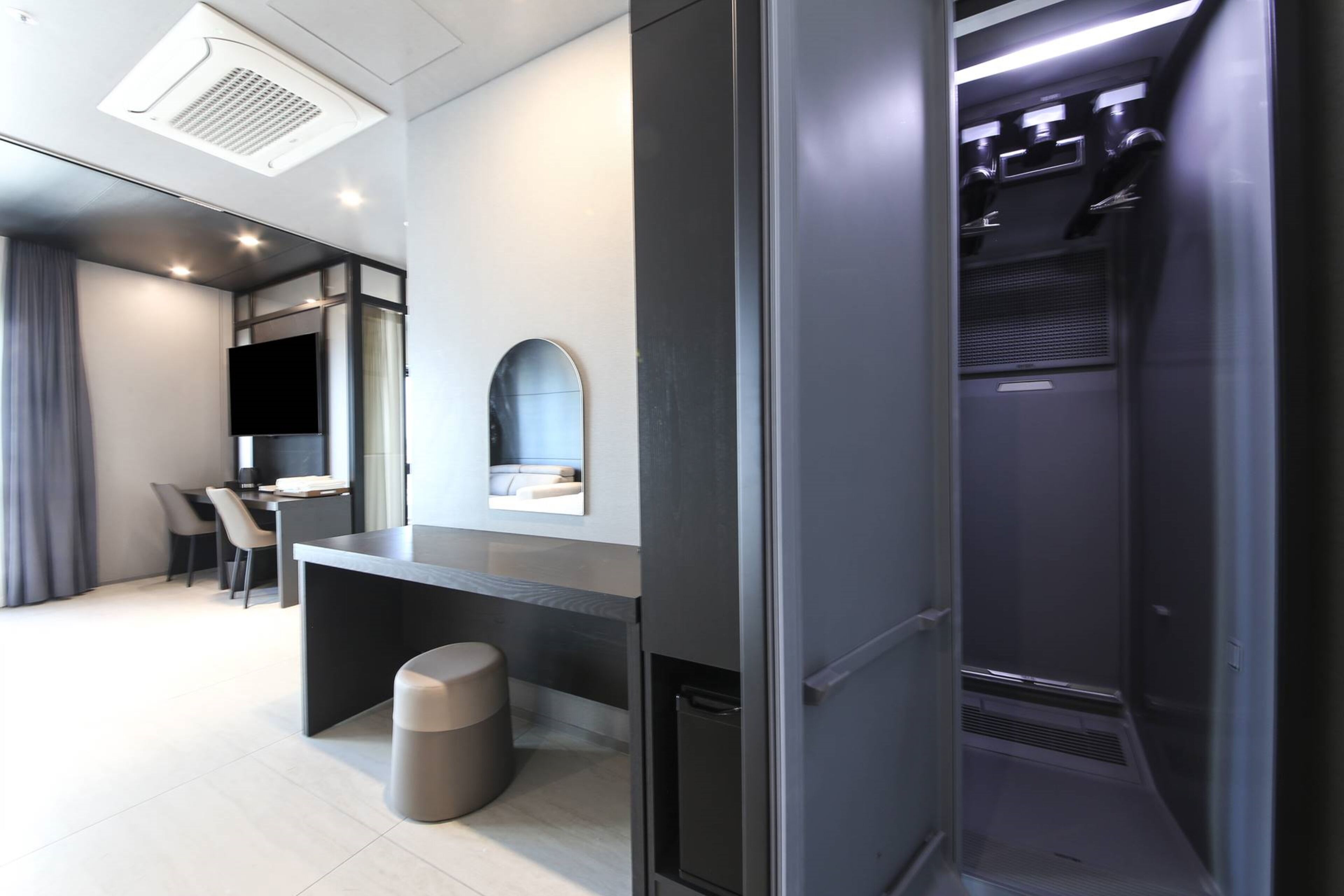 family suite | 1 bedroom, in-room safe, desk, blackout curtains