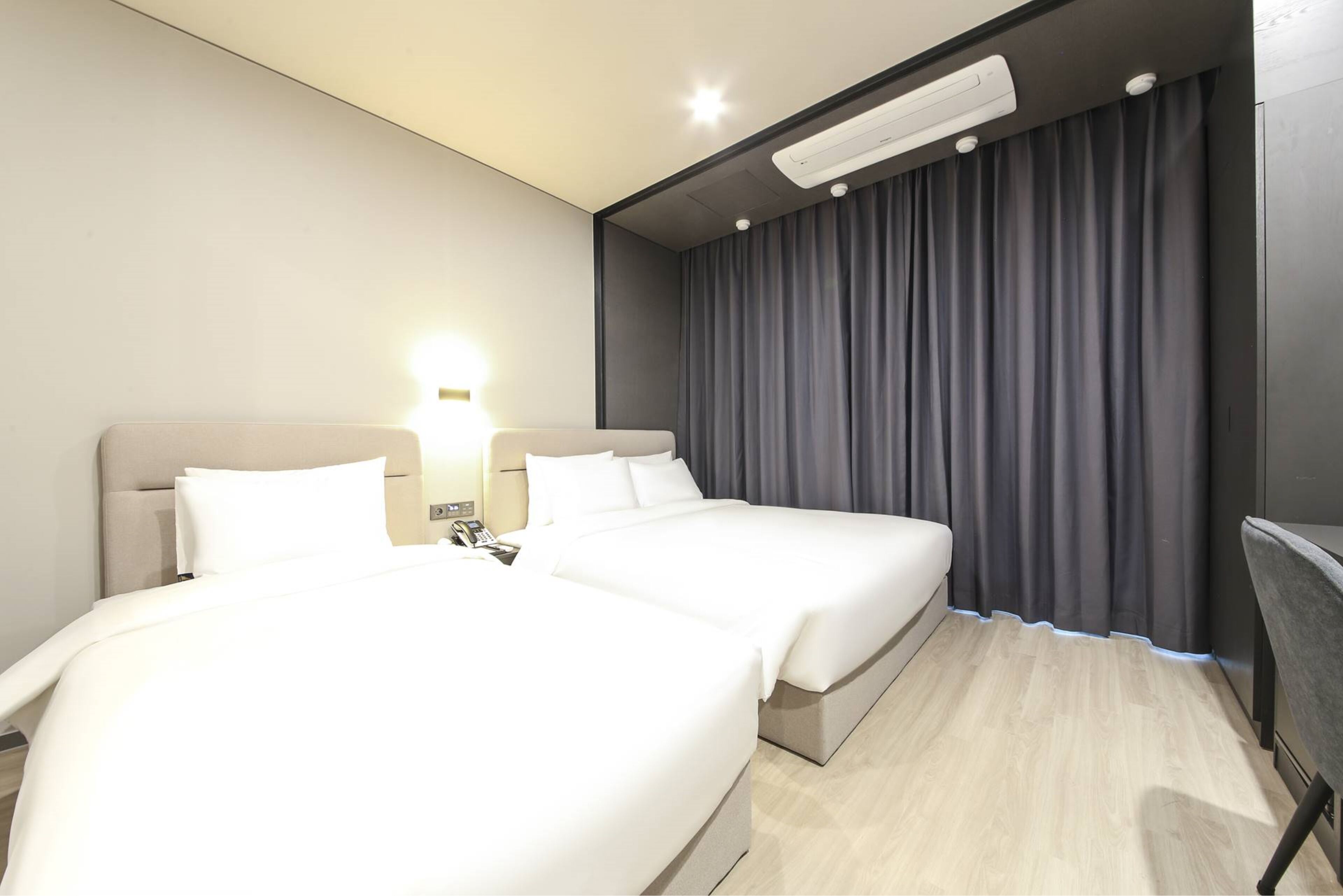 deluxe family twin | 1 bedroom, in-room safe, desk, blackout curtains